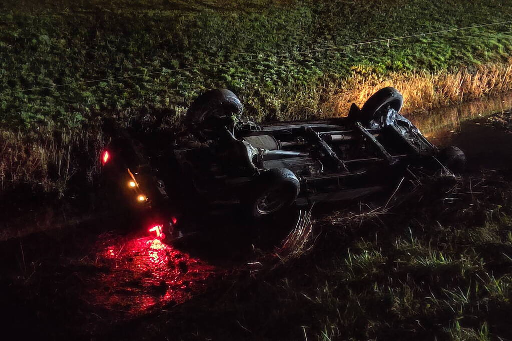 Auto slaat over de kop en belandt in sloot
