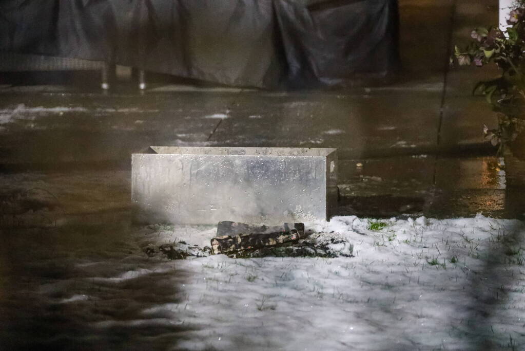 Brand in openhaard staat door naar kelder