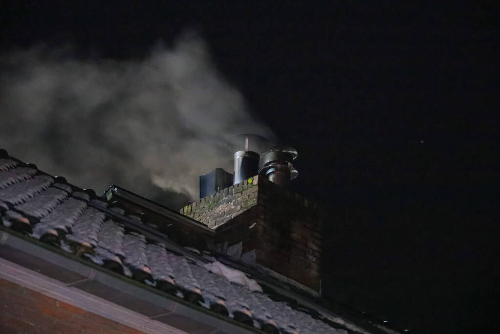 Brand in openhaard staat door naar kelder