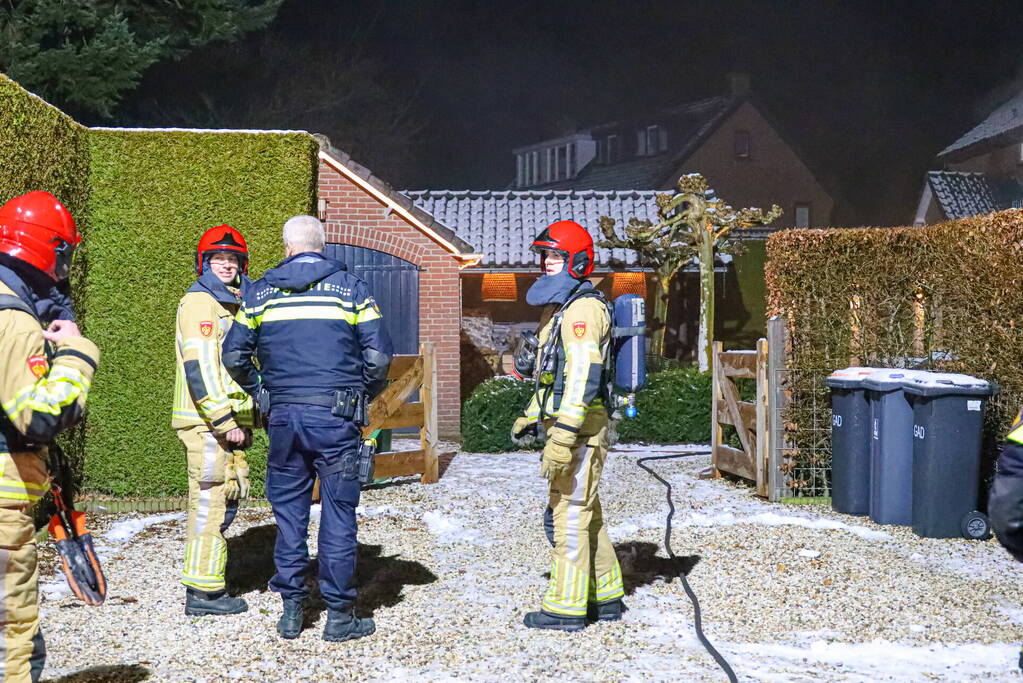 Brand in openhaard staat door naar kelder