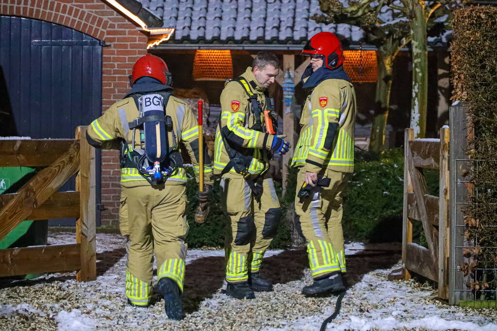 Brand in openhaard staat door naar kelder