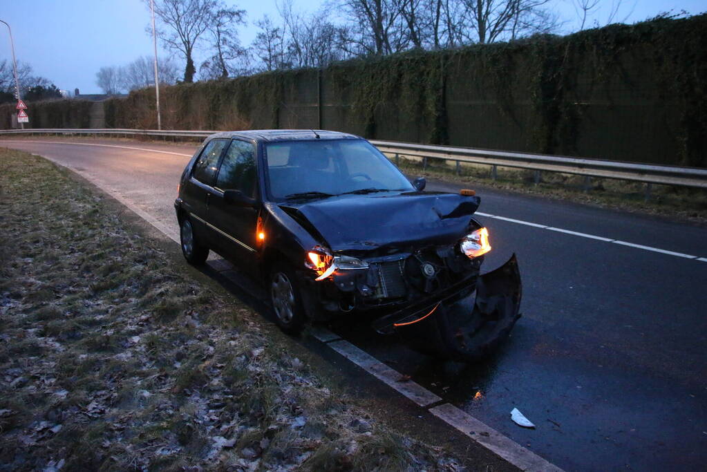 Twee voertuigen beschadigd na eenzijdige ongevallen door gladheid