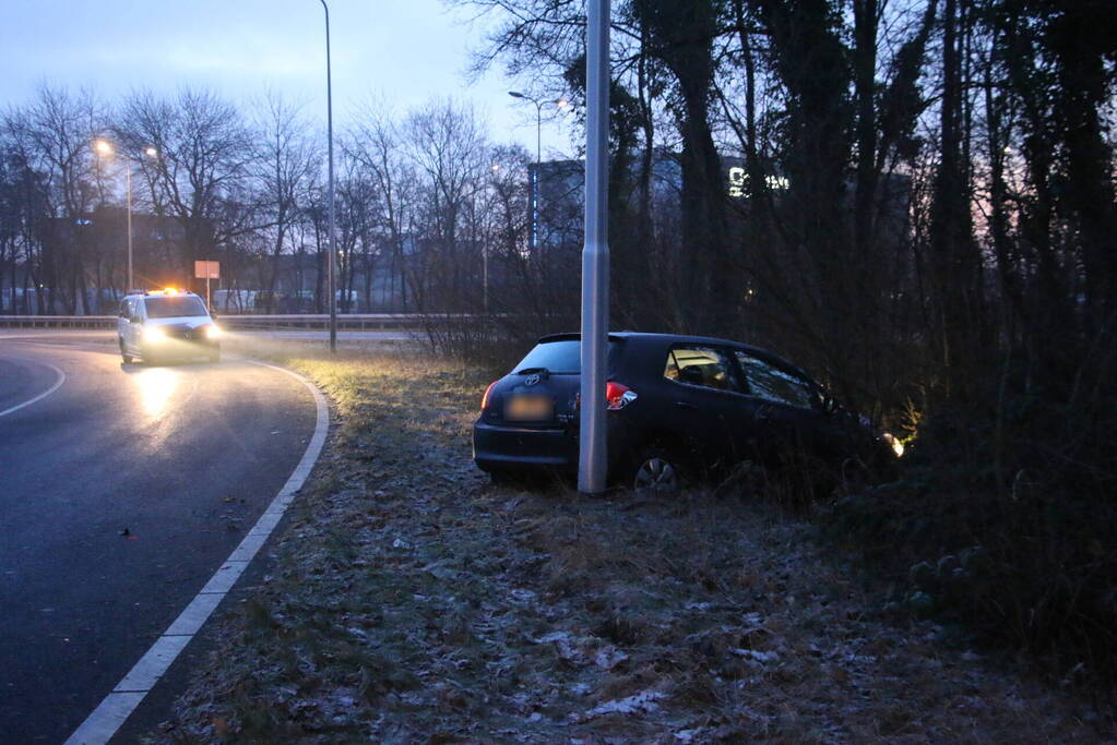 Twee voertuigen beschadigd na eenzijdige ongevallen door gladheid
