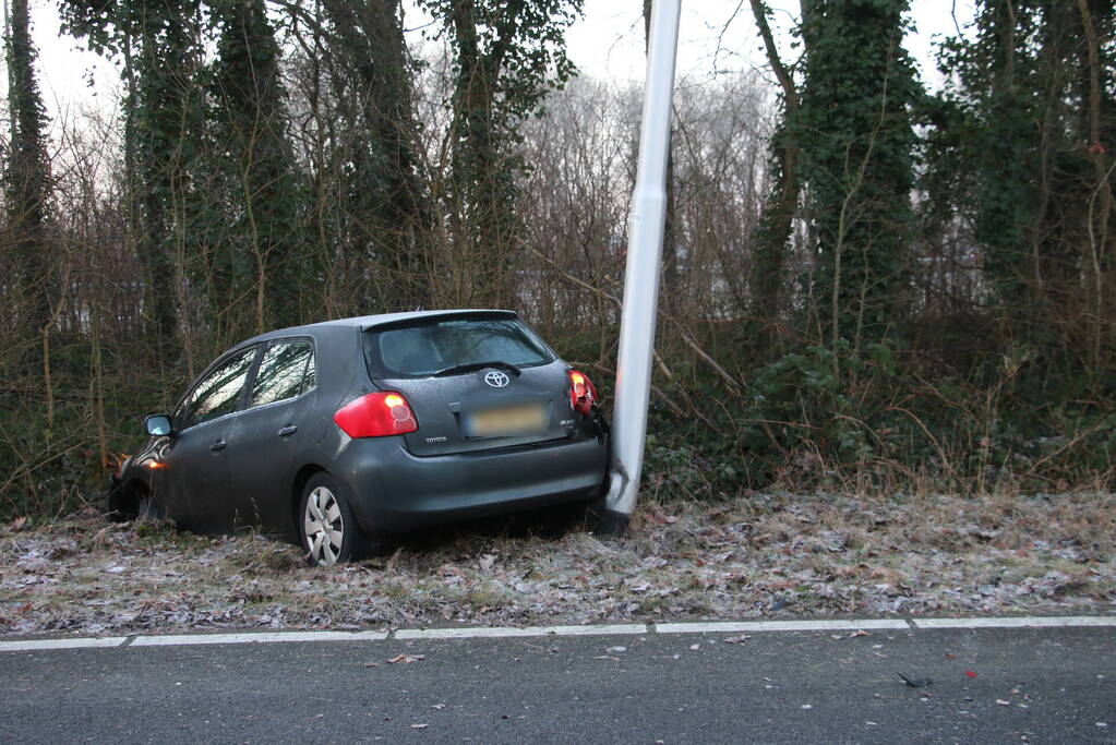 Twee voertuigen beschadigd na eenzijdige ongevallen door gladheid