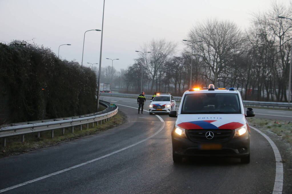 Twee voertuigen beschadigd na eenzijdige ongevallen door gladheid