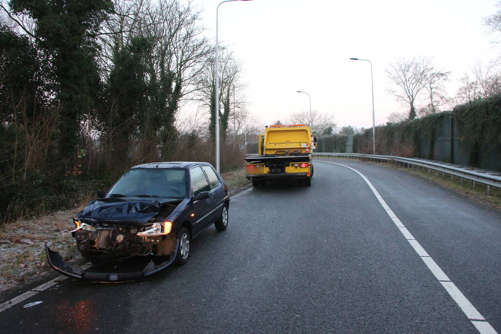 Twee voertuigen beschadigd na eenzijdige ongevallen door gladheid
