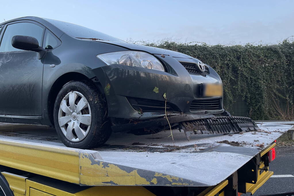 Twee voertuigen beschadigd na eenzijdige ongevallen door gladheid