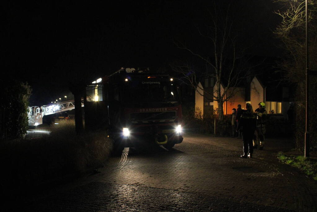 Uitslaande brand in tuinhuis slaat over naar woning