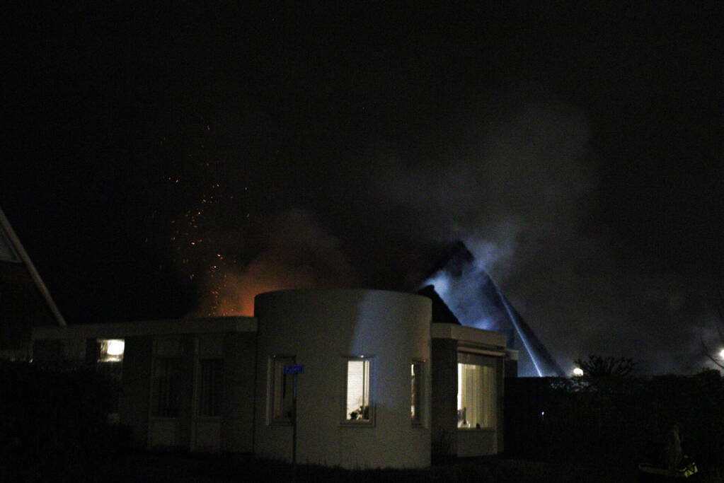 Uitslaande brand in tuinhuis slaat over naar woning