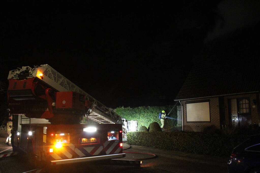 Uitslaande brand in tuinhuis slaat over naar woning