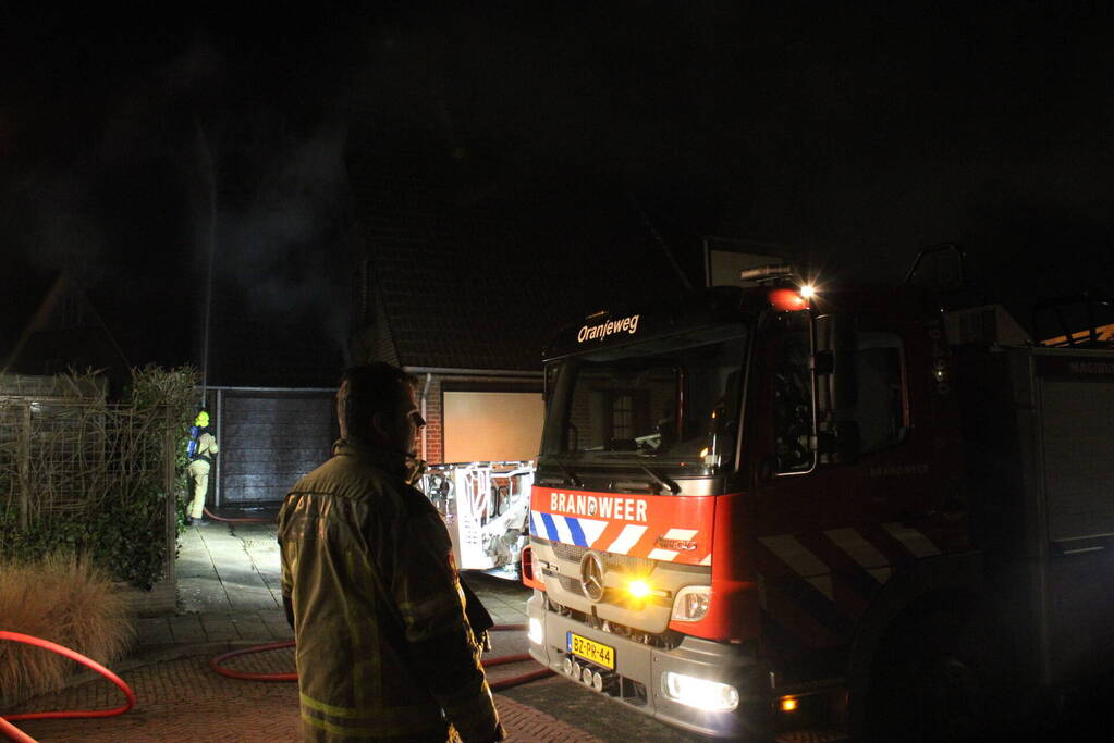 Uitslaande brand in tuinhuis slaat over naar woning