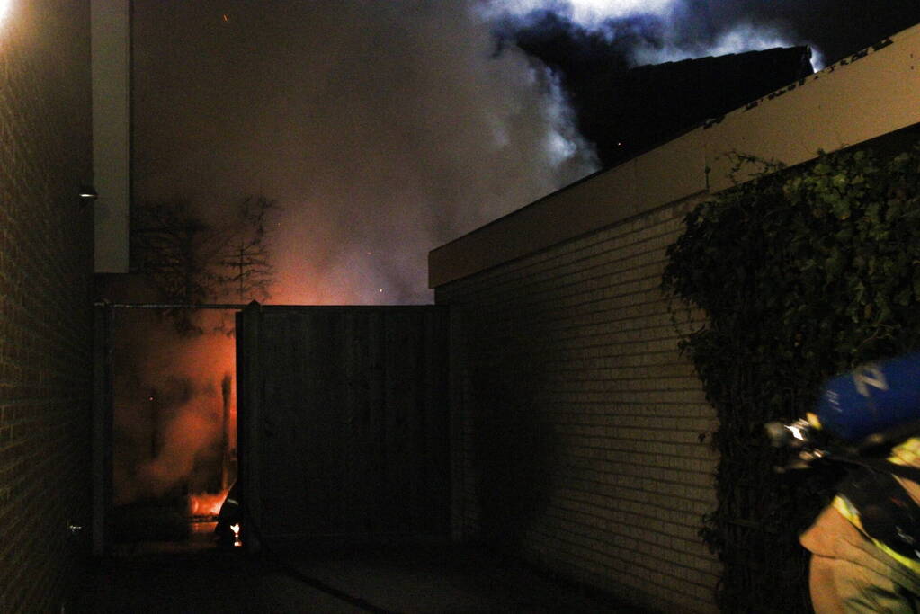 Uitslaande brand in tuinhuis slaat over naar woning