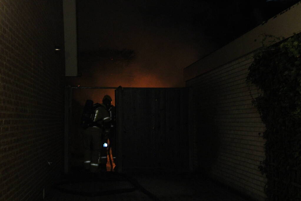 Uitslaande brand in tuinhuis slaat over naar woning