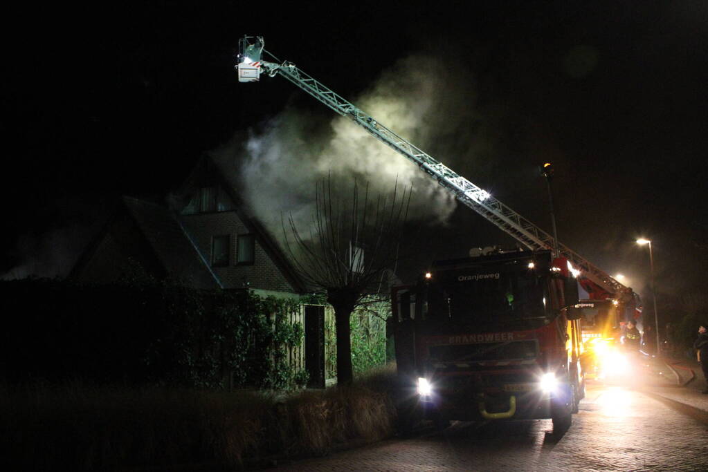 Uitslaande brand in tuinhuis slaat over naar woning