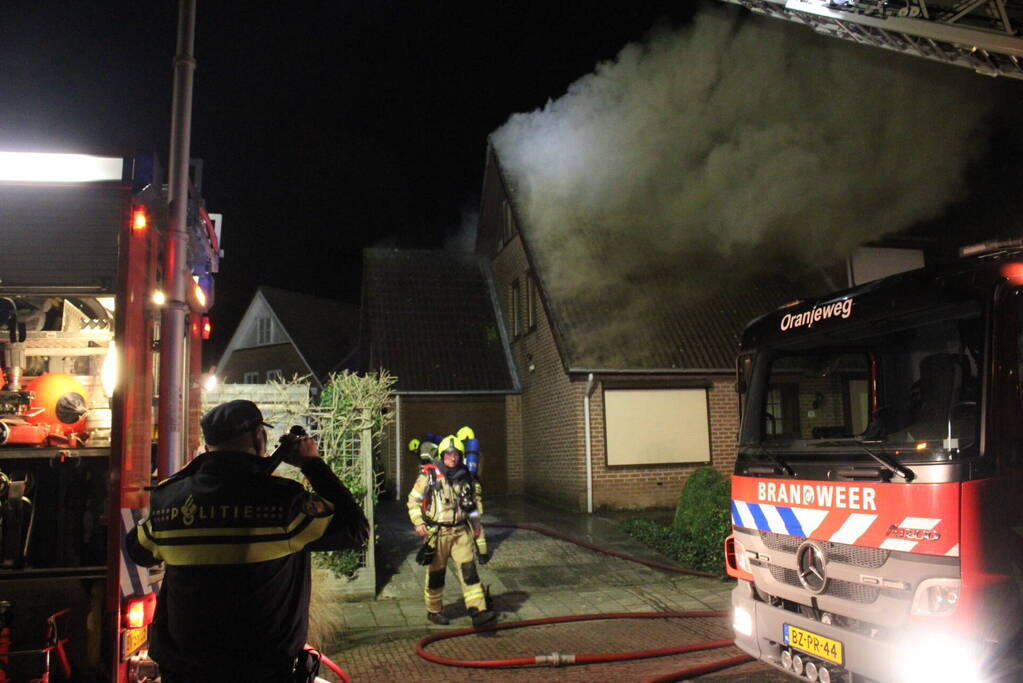 Uitslaande brand in tuinhuis slaat over naar woning