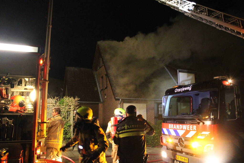 Uitslaande brand in tuinhuis slaat over naar woning