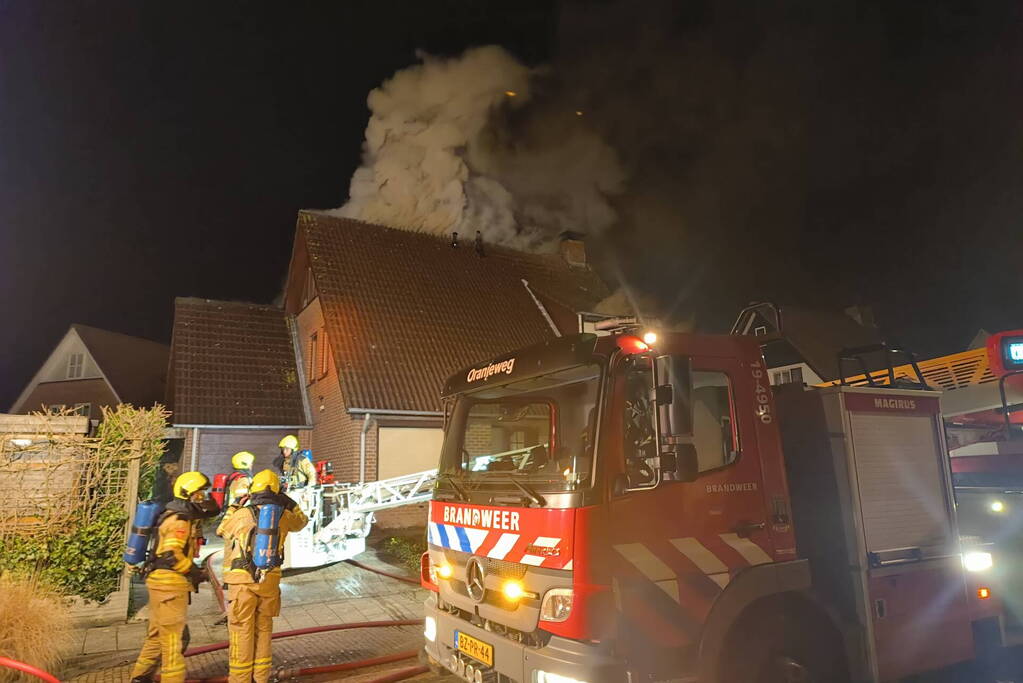 Uitslaande brand in tuinhuis slaat over naar woning