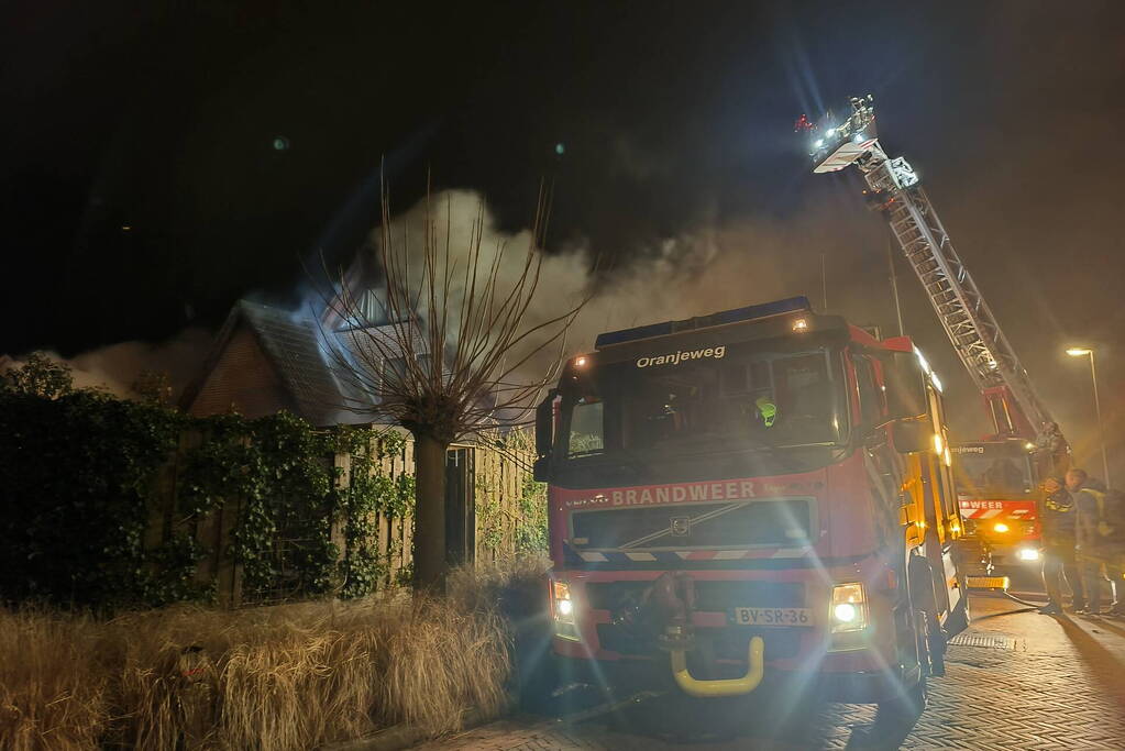 Uitslaande brand in tuinhuis slaat over naar woning