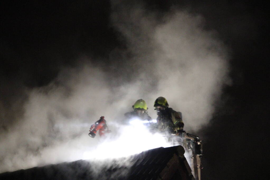 Uitslaande brand in tuinhuis slaat over naar woning