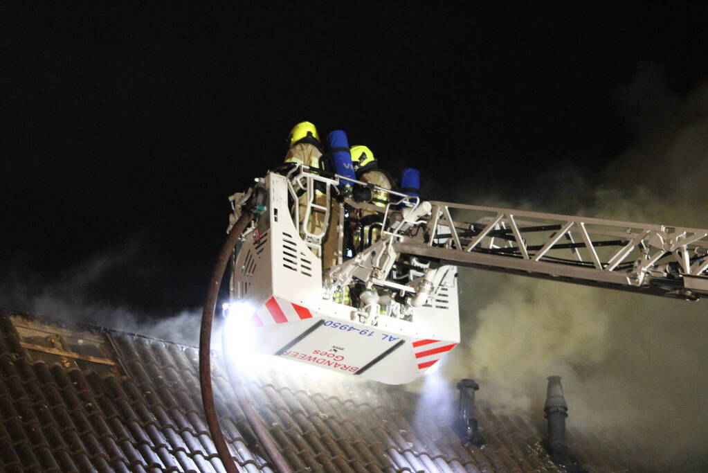 Uitslaande brand in tuinhuis slaat over naar woning