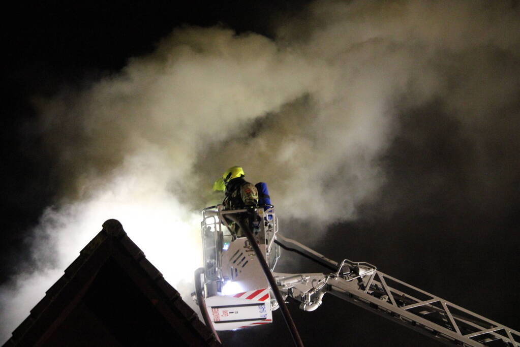 Uitslaande brand in tuinhuis slaat over naar woning