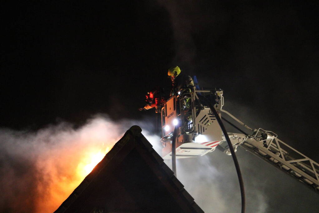 Uitslaande brand in tuinhuis slaat over naar woning