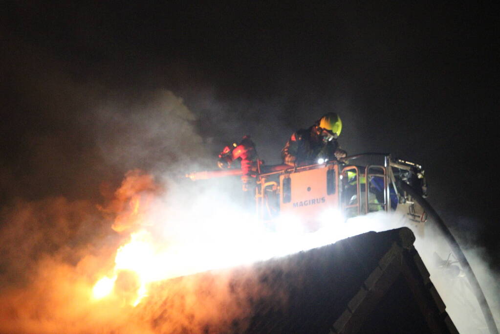 Uitslaande brand in tuinhuis slaat over naar woning