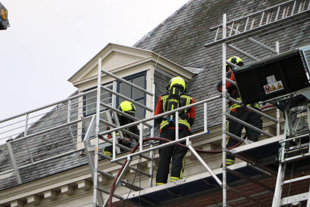 Brand op dak van bibliotheek