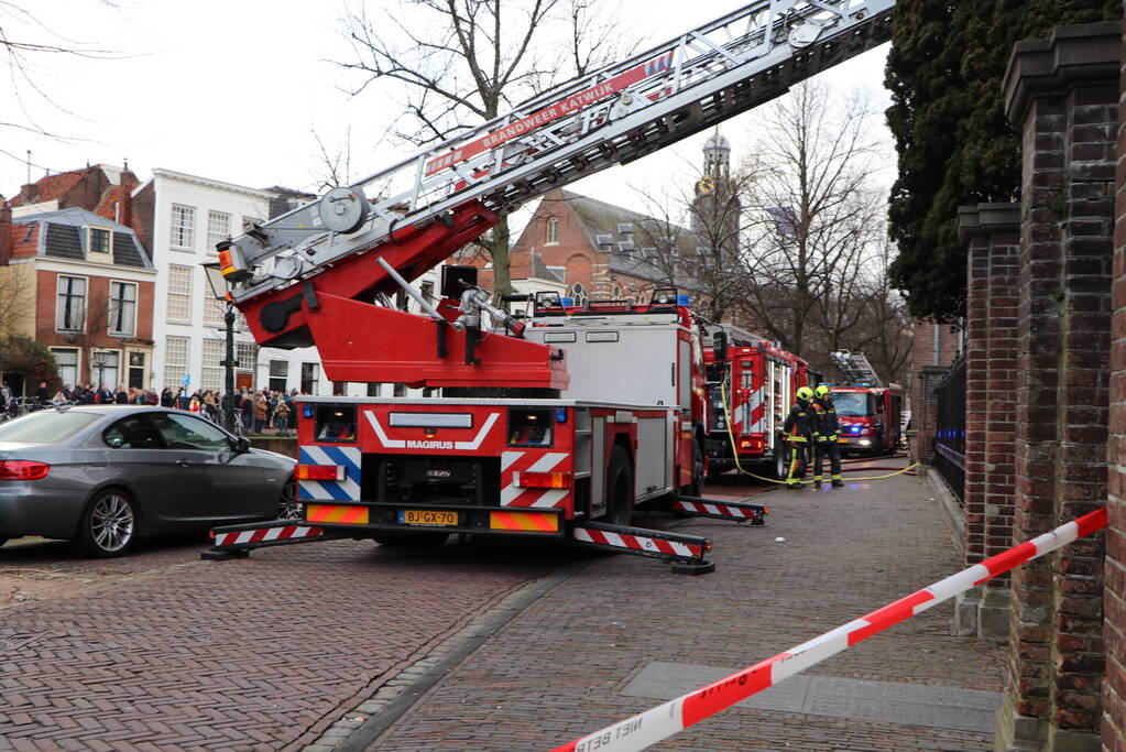 Brand op dak van bibliotheek