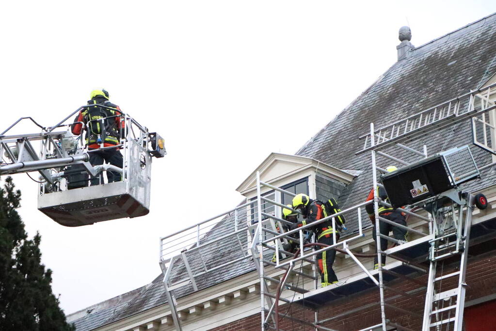 Brand op dak van bibliotheek