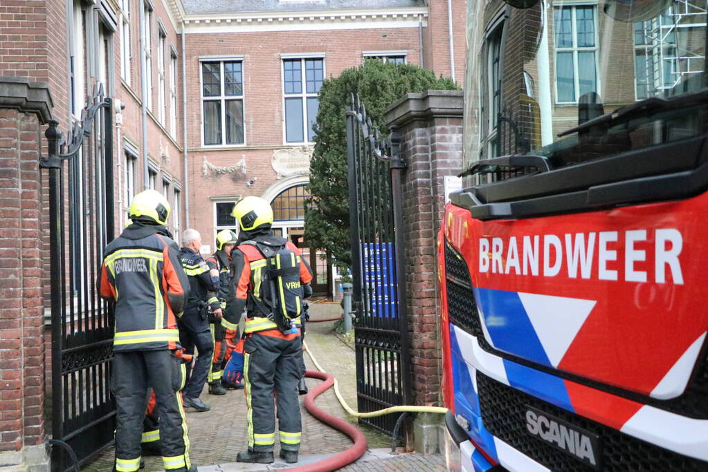 Brand op dak van bibliotheek