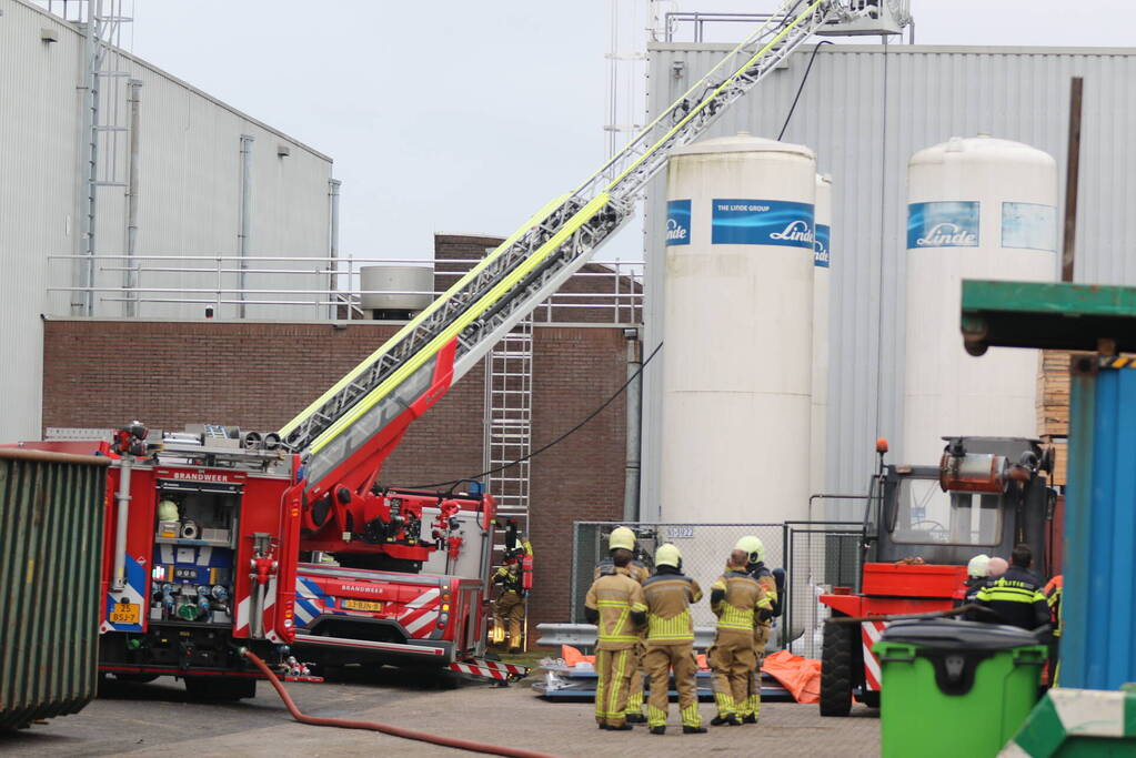 Uitslaande brand op dak van industriepand