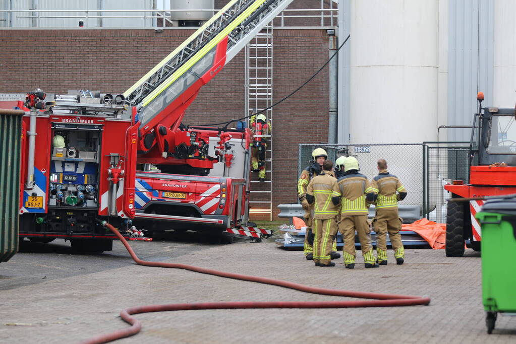 Uitslaande brand op dak van industriepand