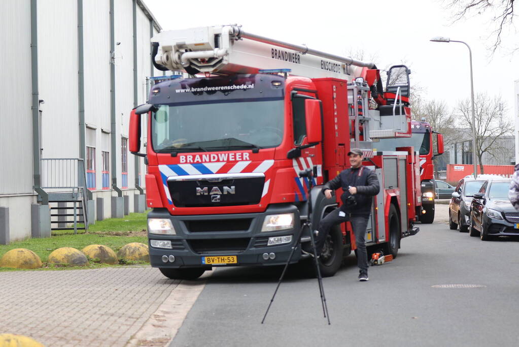 Uitslaande brand op dak van industriepand