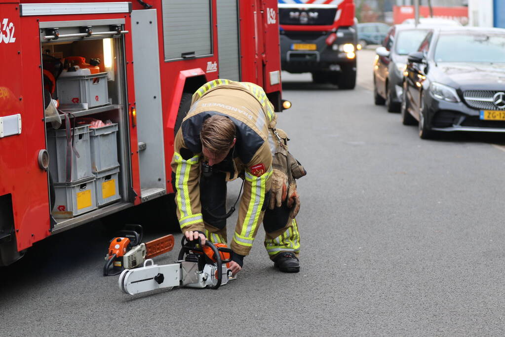 Uitslaande brand op dak van industriepand
