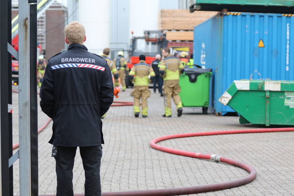 Uitslaande brand op dak van industriepand