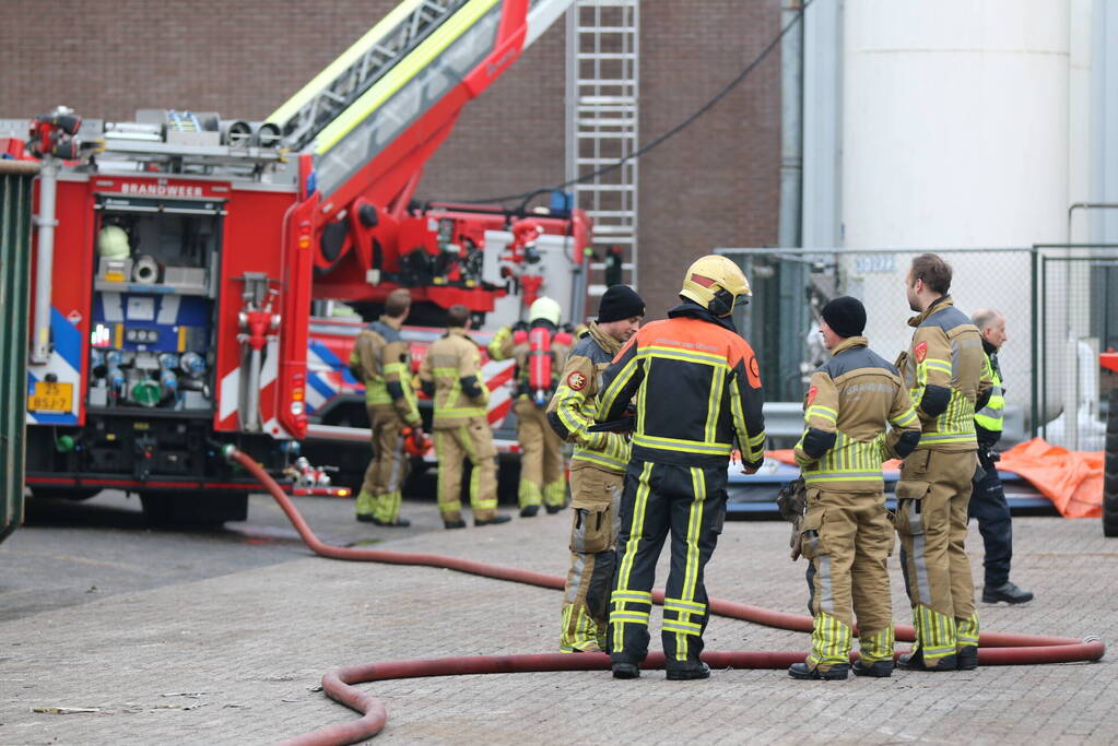 Uitslaande brand op dak van industriepand