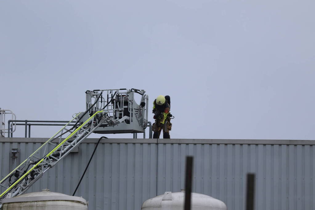Uitslaande brand op dak van industriepand