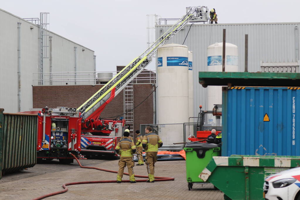 Uitslaande brand op dak van industriepand