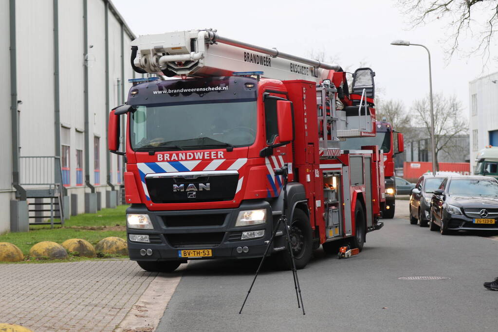 Uitslaande brand op dak van industriepand