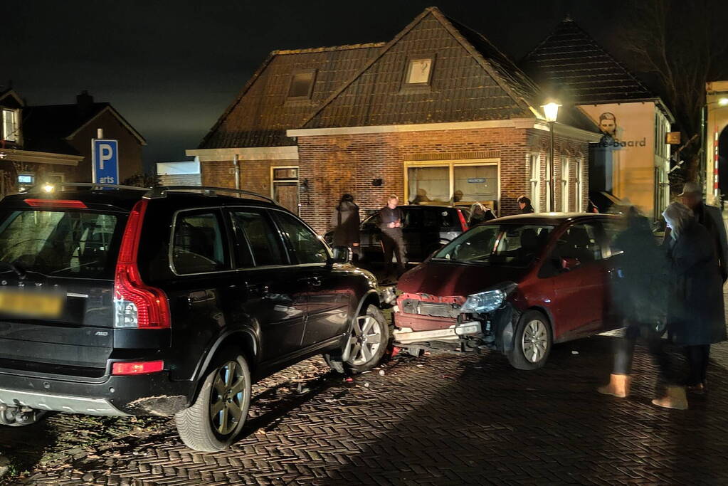 Automobilist botst op geparkeerde auto