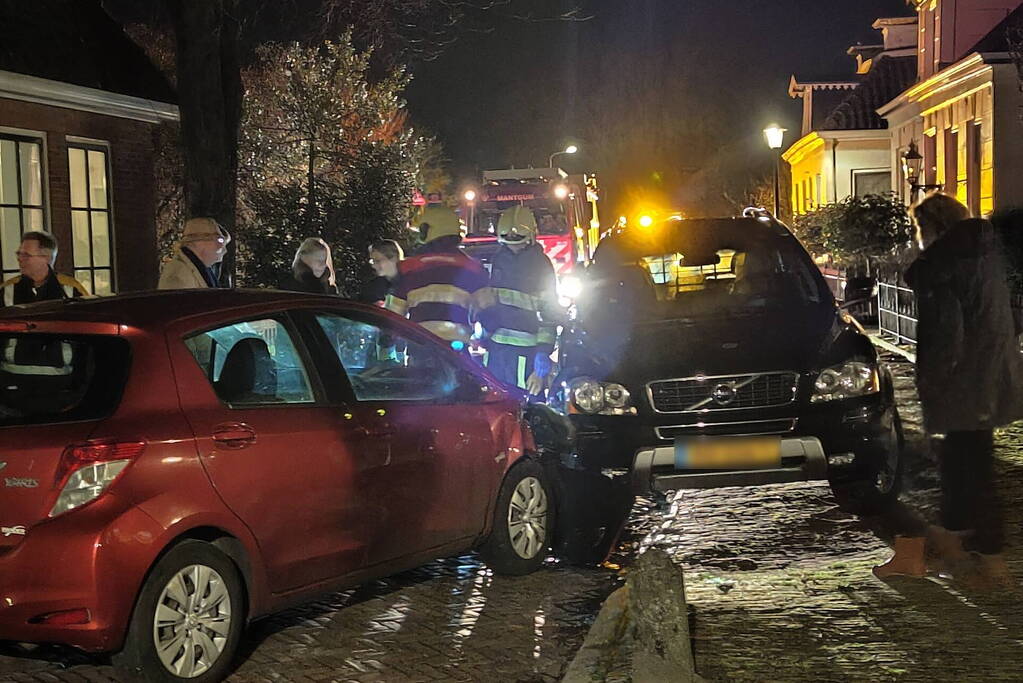 Automobilist botst op geparkeerde auto