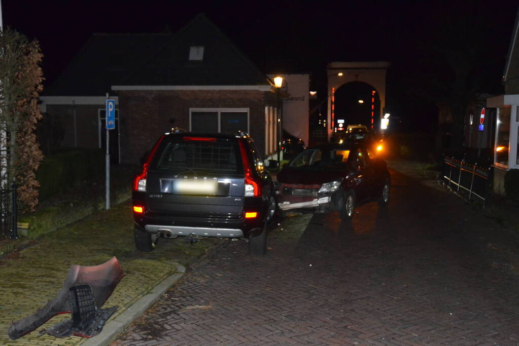 Automobilist botst op geparkeerde auto