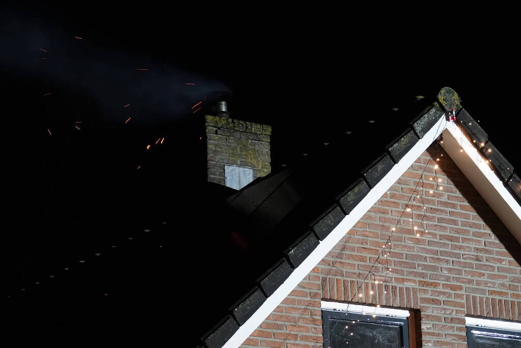 Vonken komen vrij bij schoorsteenbrand
