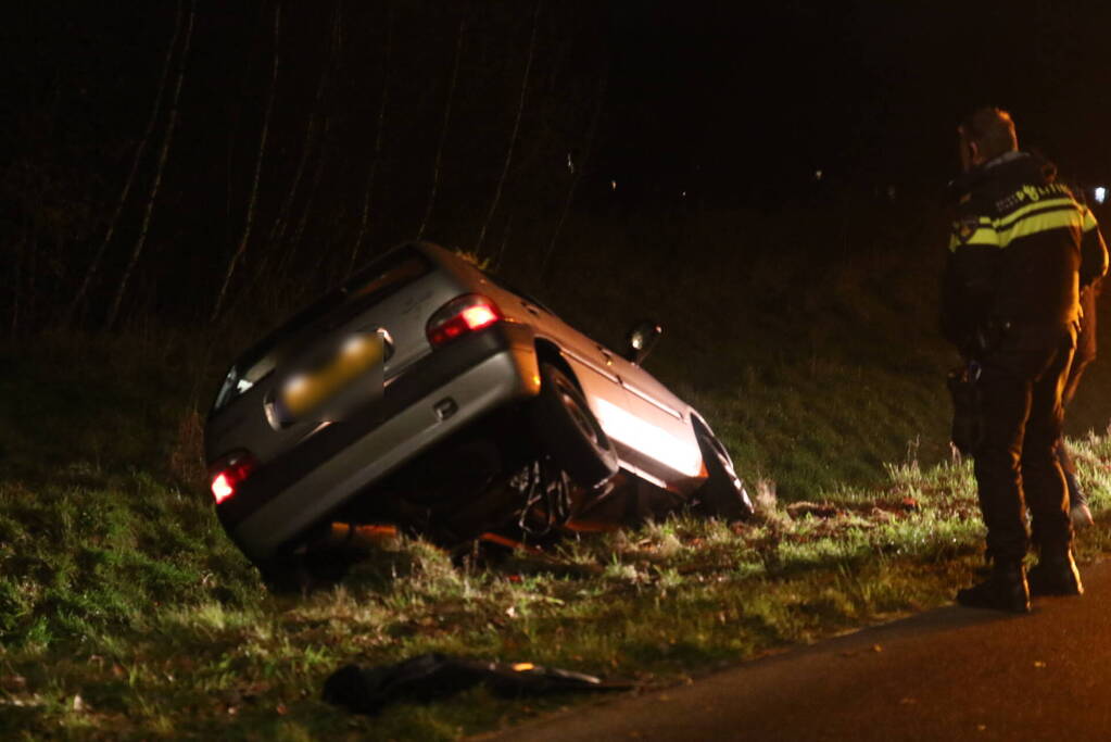 Auto op zijn kop in droge sloot