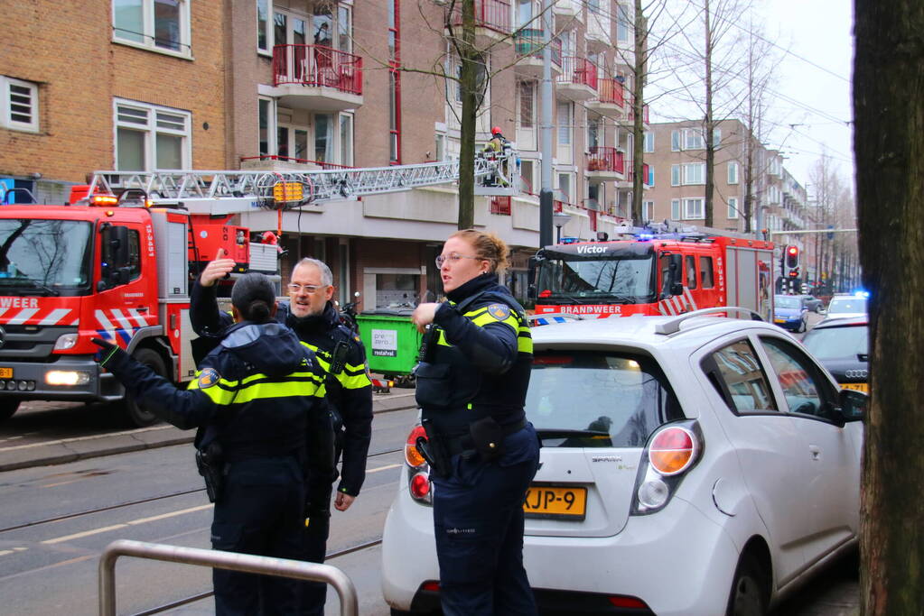 Brandweer met veel wagens naar woningbrand