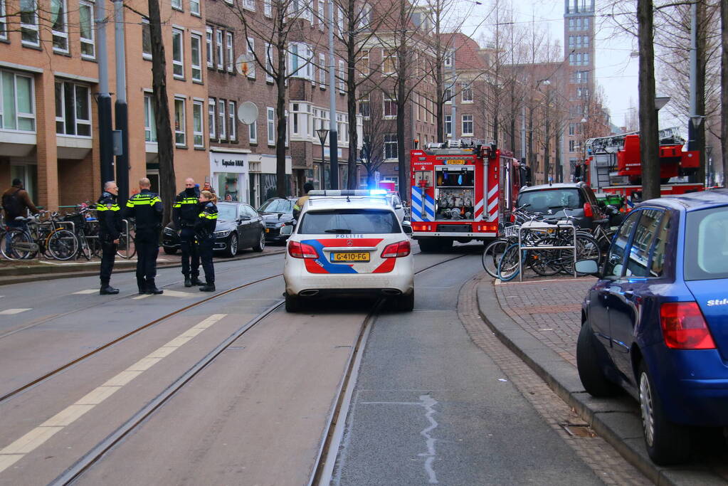 Brandweer met veel wagens naar woningbrand