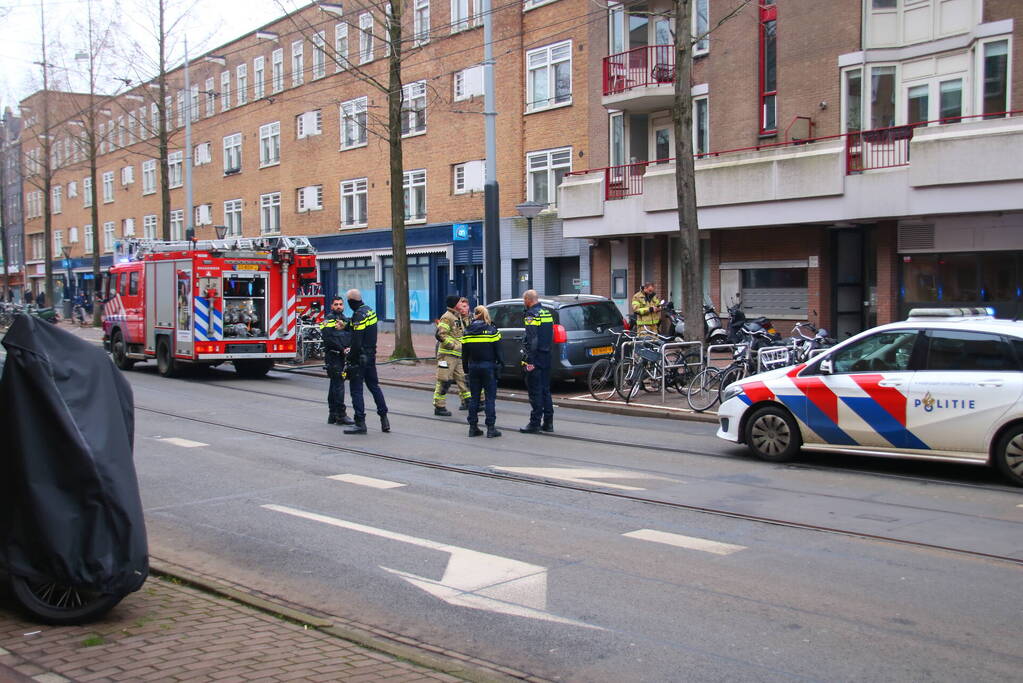 Brandweer met veel wagens naar woningbrand