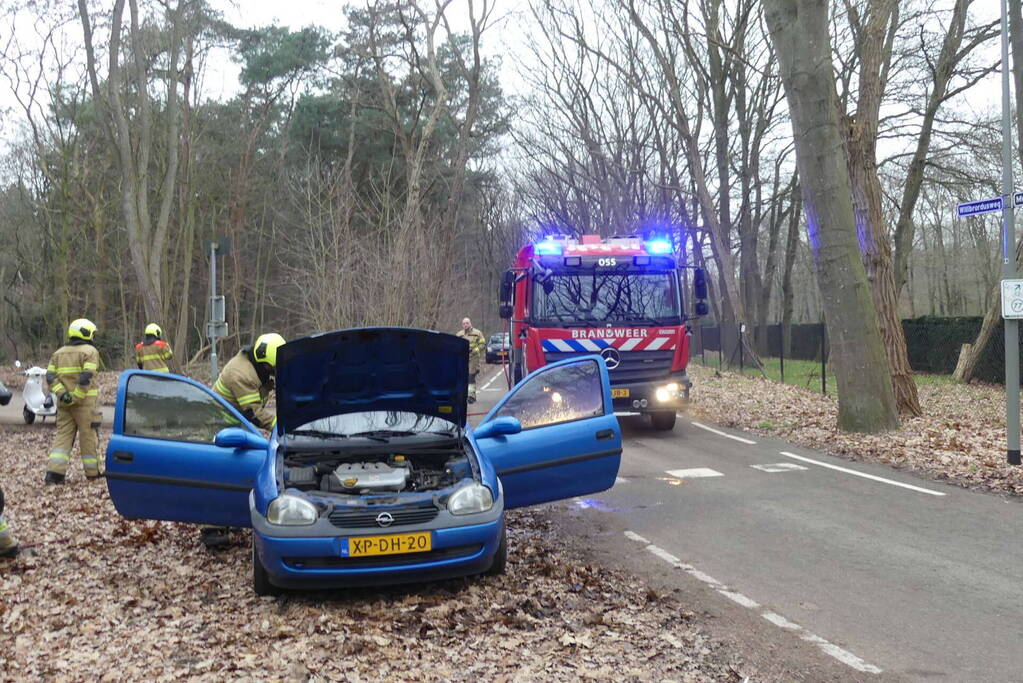 Interieur van auto vliegt in brand