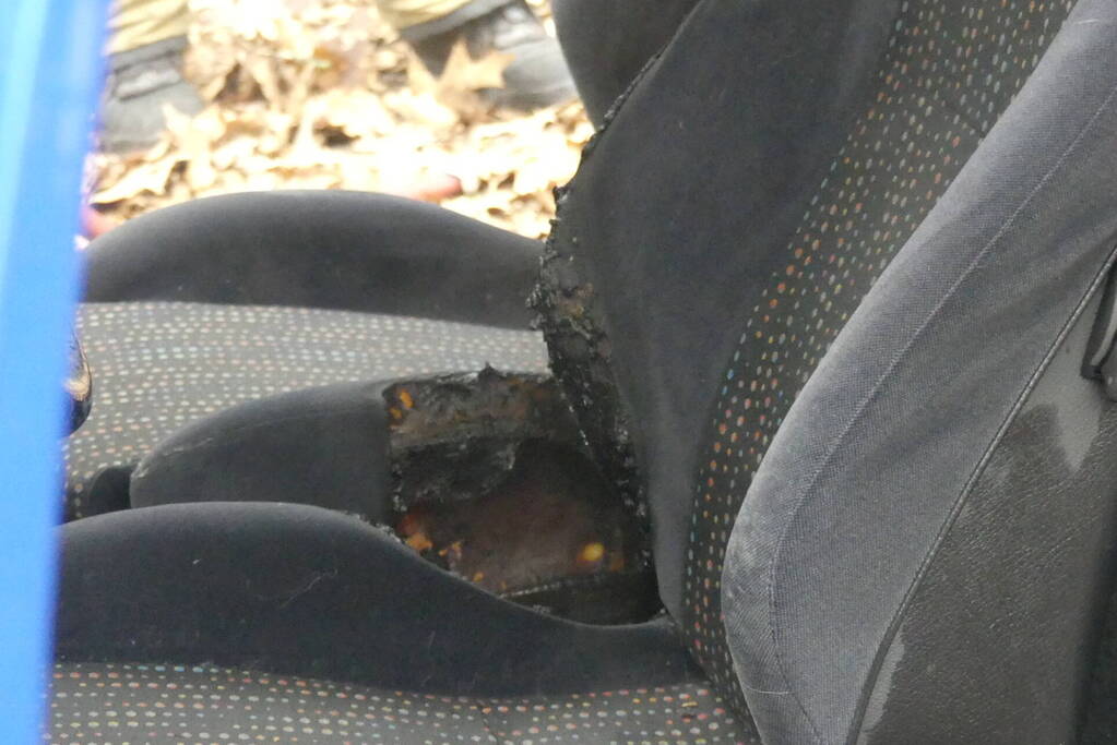 Interieur van auto vliegt in brand